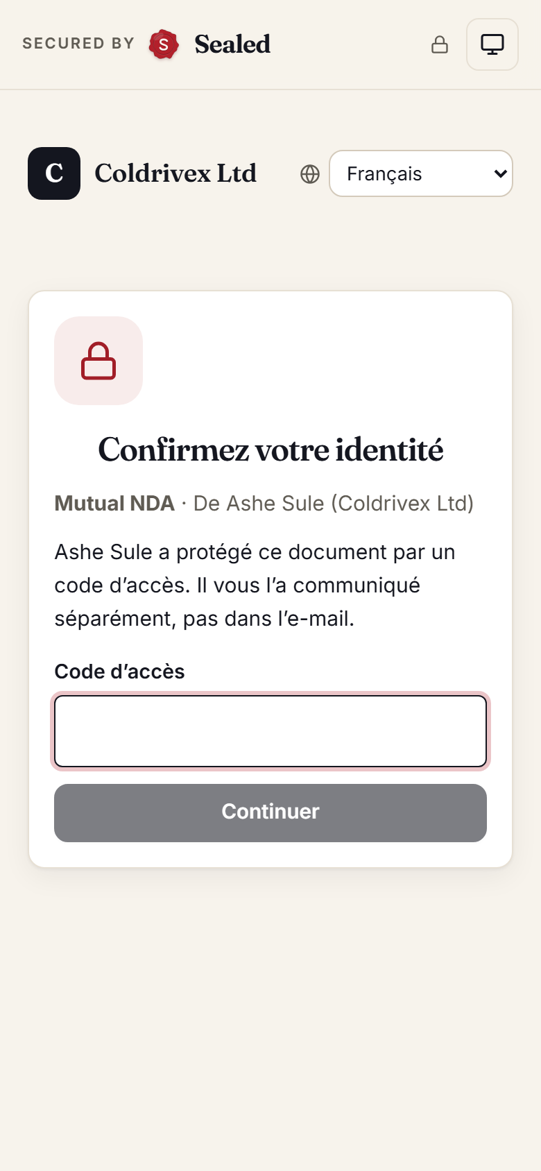 Phone, in French: the signer is asked for the access code before anything about the document is shown.